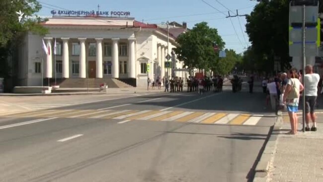В Севастополе ко Дню России прошел парад военных оркестров (видео)