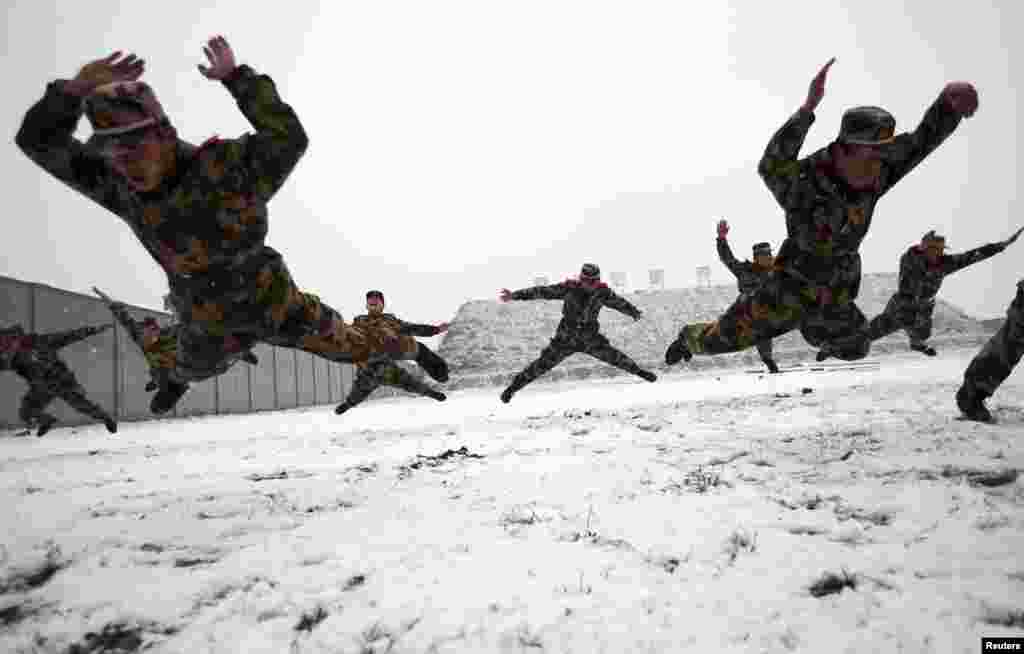 Chinese paramilitary policemen practice during extreme-weather training in Nanjing, Jiangsu province. (REUTERS/China Daily)