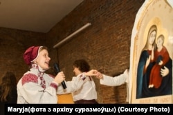 Марыя паказвае беларускія традыцыйныя танцы