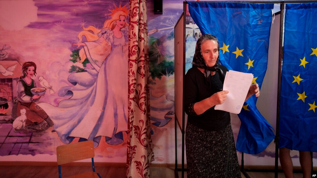 O femeie iese din secția de vot după scrutinul pentru alegerile locale și europarlamentare din 2024.