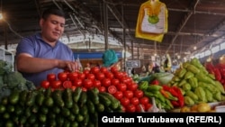 Bişkek şäherindäki Oş bazary. Arhiwden alnan surat.