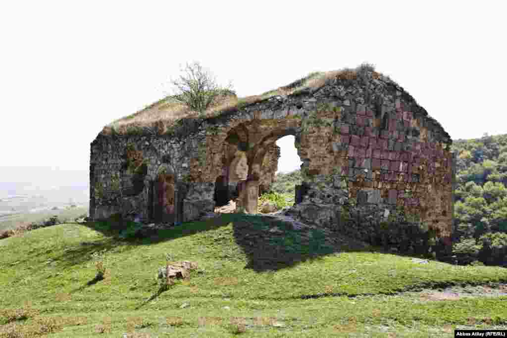 Belə ki, məbədin əsas sütunları çökməkdədir.