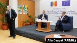 Şeful biroului Europei Libere la Chişinău, Vasile Botnaru, moderând dezbaterea publică