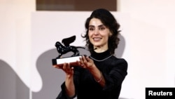 ლალეჰ მარზბანი საუკეთესო მსახიობი ქალის ჯილდოსთან ერთად ფილმისთვის „Falling House“ ვენეციის 83-ე საერთაშორისო კინოფესტივალის დახურვის ცერემონიაზე, 2026 წლის 12 სექტემბერი