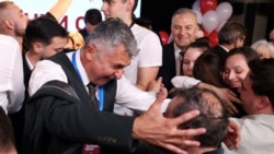 Membrii „Listei Studenților – Studenții Înving”, în frunte cu Ilija Srdanovic (centru), bucurându-se la anunțarea primelor rezultate ale alegerilor parlamentare la Belgrad, pe 25 octombrie 