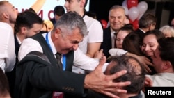 Membrii „Listei Studenților – Studenții Înving”, în frunte cu Ilija Srdanovic (centru), bucurându-se la anunțarea primelor rezultate ale alegerilor parlamentare la Belgrad, pe 25 octombrie 