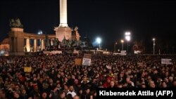 Tízezrek tüntettek a budapesti Hősök terén 2024. február 16-án a kegyelmi ügy és a gyerekbántalmazások elleni tiltakozásul YouTube-influenszerek szervezésében