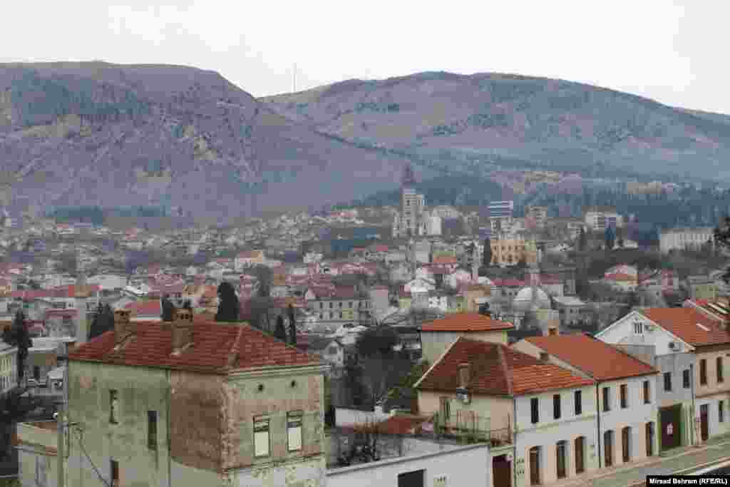 Saborna crkva Svete Trojice nalazi se u padinskom naselju Bjelušine i vidljiva je iz grada.