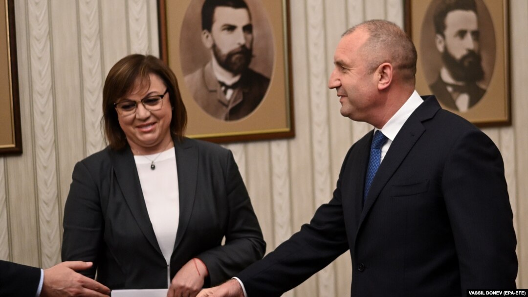 The leader of the Bulgarian Socialist Party, Cornelia Ninova (left), returns the mandate to form a government to President Rumen Radev (right) during their meeting in Sofia on September 7.