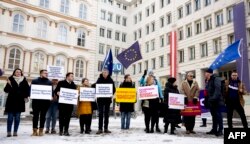 România va trebui să mai aștepte până va intra în Spațiul Schengen. În imagine, mai multe persoane care au protestat pe 4 decembrie 2023 în fața Ministerului de Interne austriac față de opoziția Vienei pentru aderarea României și Bulgariei la Schengen.