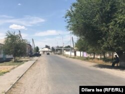 Қосмезгіл ауылындағы орталық көшесінің бойында отырған полиция қызметкері. Түркістан облысы. 28 шілде 2020 жыл.