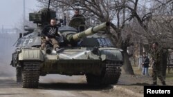 Members of the Ukrainian armed forces drive a tank in the Donetsk region. (file photo)