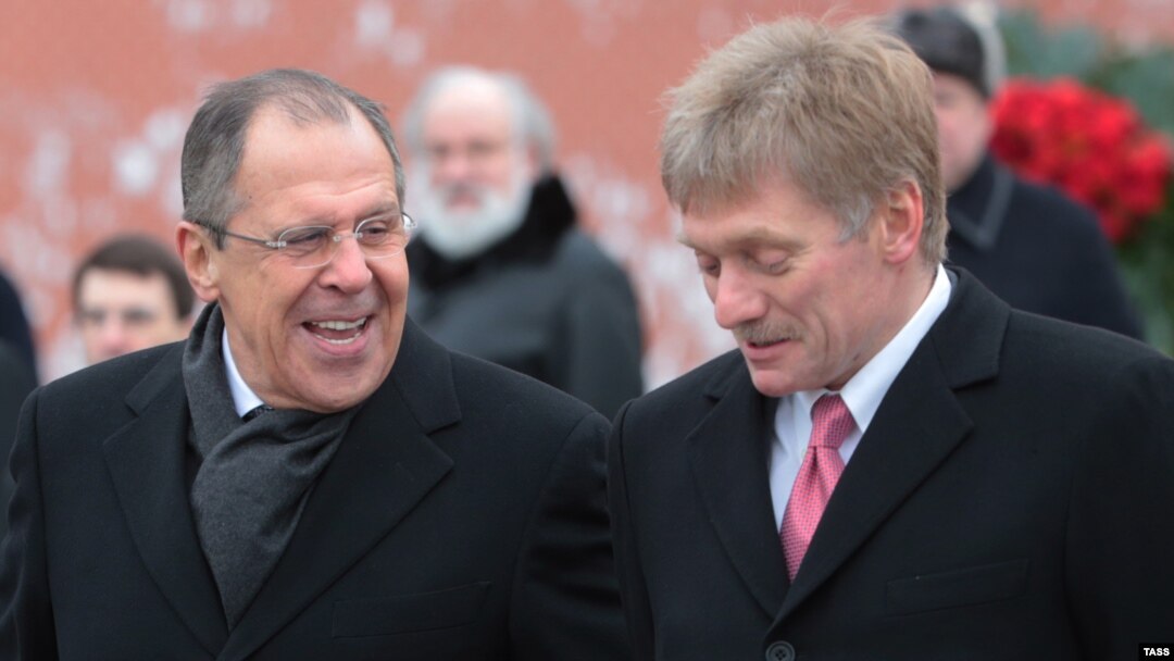 Ministar vanjskih poslova Rusije Sergej Lavrov (l) i Dmitrj Peskov portparol Kremlja