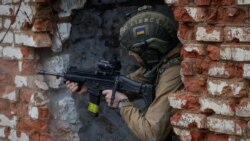 Іноземний доброволець, майбутній пілот безпілотників, з 28-ї окремої механізованої бригади ЗСУ під час базової військової підготовки. Харківщина, 26 лютого 2026 року