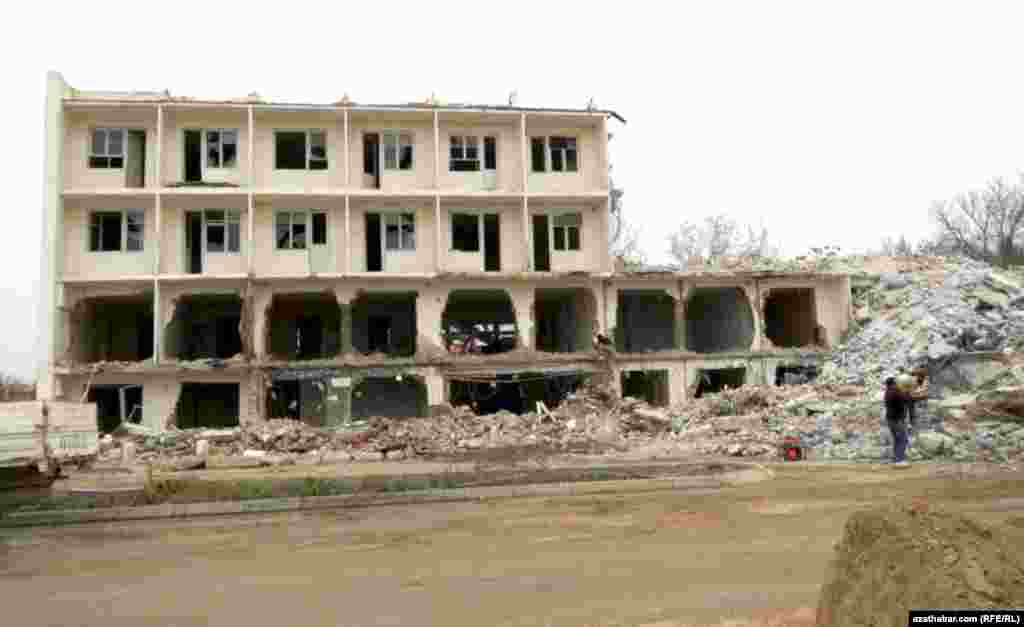 3-nji Saglyk öýüniň binasy ýumrulýar&amp;nbsp;