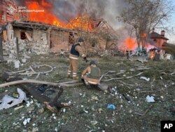 În această fotografie furnizată de Serviciile de Urgență ucrainene miercuri, 10 septembrie 2025, echipele de salvare sting un incendiu într-o casă distrusă de un atac rus asupra unui cartier rezidențial din regiunea Zhytomyr, Ucraina.