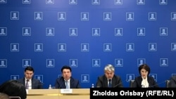 Министр образования Казахстана Гани Бейсембаев (слева) на брифинге в Доме правительства. Астана, 24 июля 2025 года.