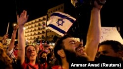 Tüntető izraeliek Jeruzsálemben március 20-án. Maszkokat itt sem nagyon látni a tömegben.