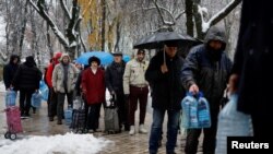 У Києві місцеві жителі стоять у черзі за питною водою, листопад 2022 року 