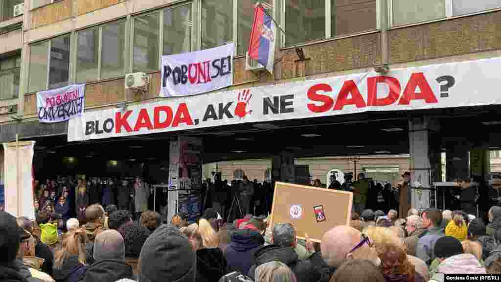 Na skupu je odata pošta stradalima na Železničkoj stanici u Novom Sadu u vidu 15 minuta tišine.