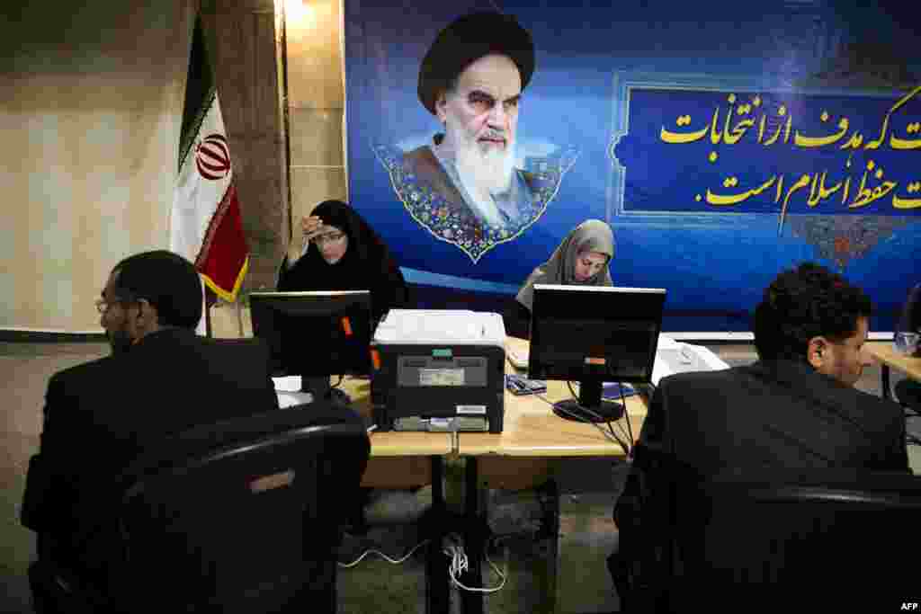 Preizdentliyə namizəd olmaq istəyən İran vətəndaşları Tehranda Daxili İşlər Nazirliyində adlarını siyahıya yazdırırlar. 7 may 2013