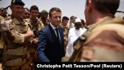 رئیس‌جمهور فرانسه به تازگی در سفر با مالی بر تعهدات فرانسه در قبال کشورهای گروه پنج تأکید کرده بود.