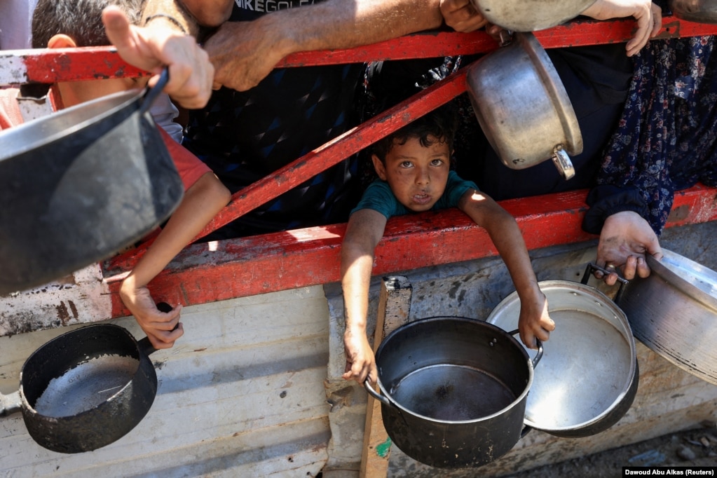 Një fëmijë mes palestinezëve që po prisnin për të marrë ushqim, më 22 korrik.
