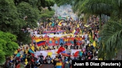 Tüntetők követelik a szegénység és az egyenlőtlenségek felszámolását a kolumbiai Caliban 2021. május 28-án