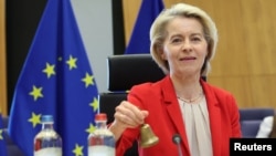 Голова Європейської комісії Урсула фон дер Ляєн відкриває засідання в Брюсселі 22 квітня