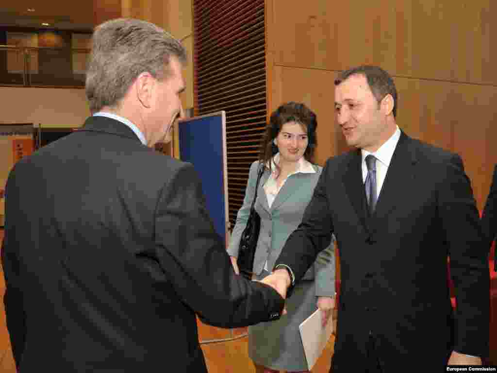 Întîmpinat de Gunther Oettinger, membru al CE responsabil cu energia - Photo: UE Audiovisual Services