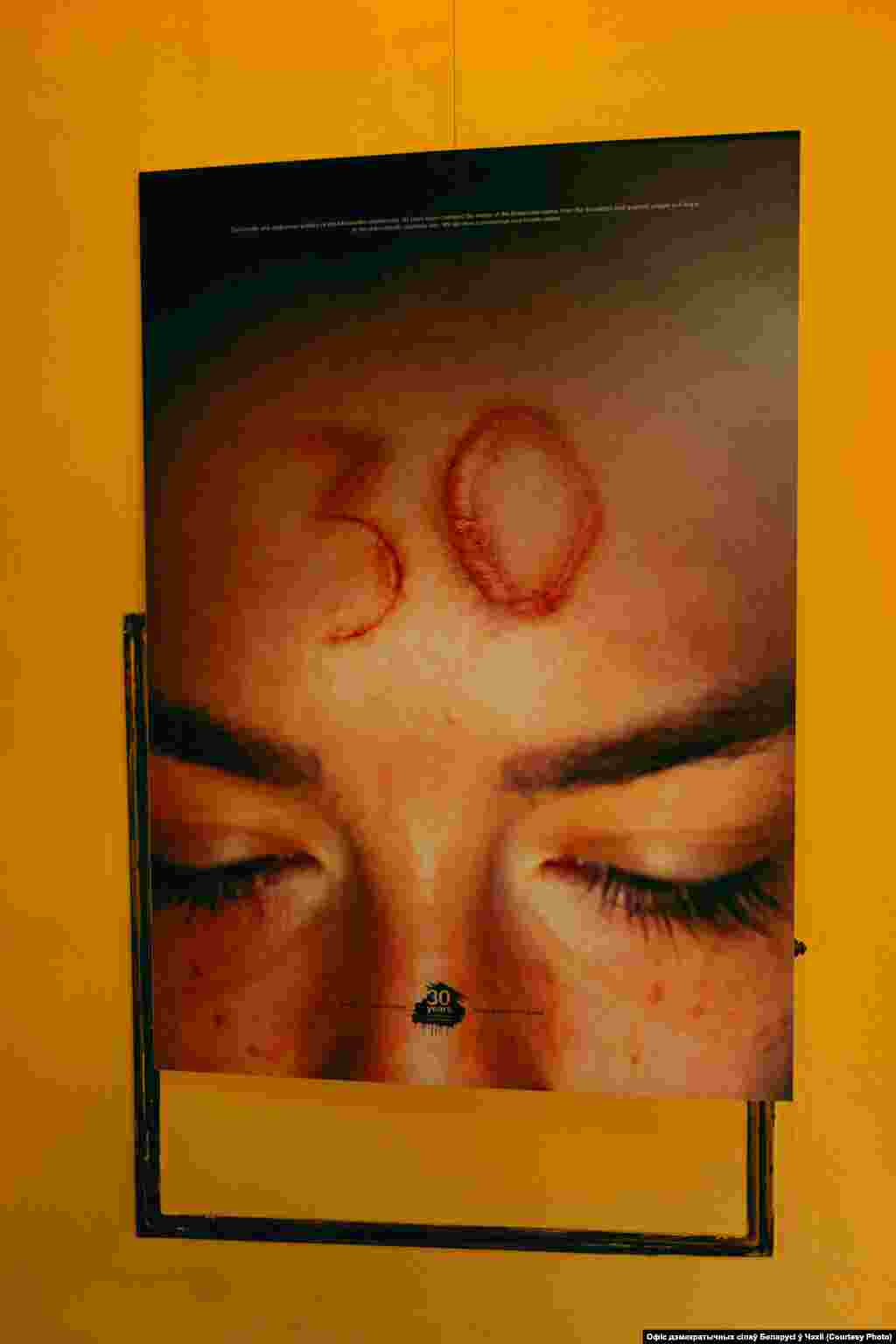 Плякат з выставы Артура Вакарава «30 гадоў дыктатуры. 30 плякатаў зь яе наступствамі» ў Празе