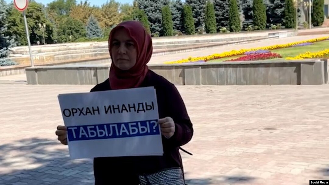 Орхан Инандынын жубайы Рейхан Инанды жалгыз пикетке чыкты.