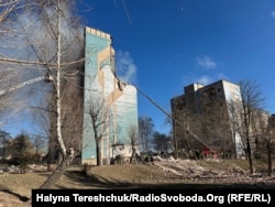 Рятувальні роботи на місці влучання російської ракети у житловий будинок, де обвалилися помешкання із 9-го по 3-й поверх. Тернопіль, 19 листопада 2025 року