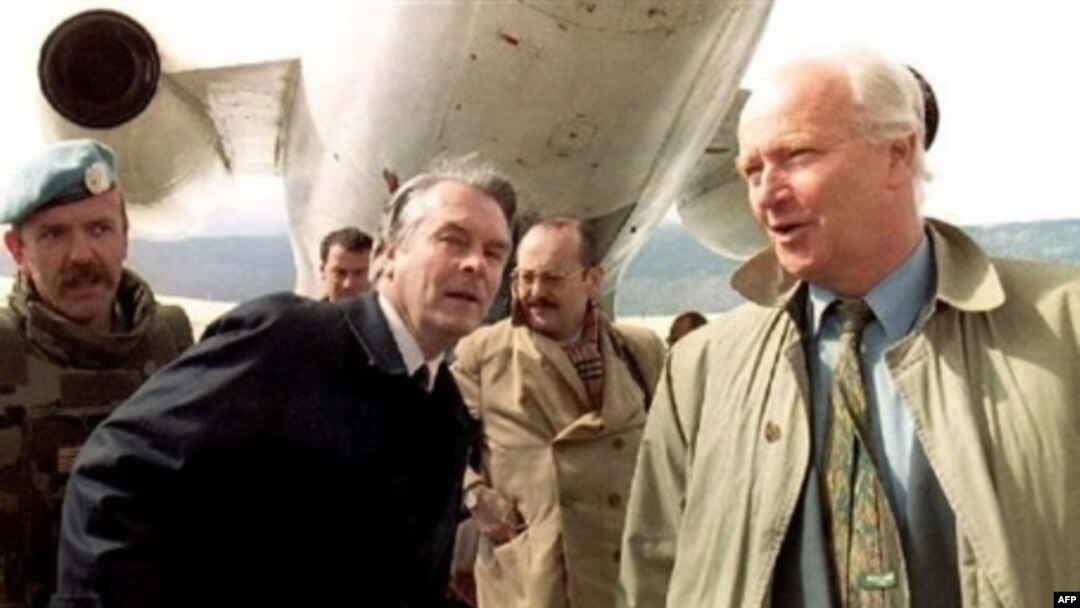 Owen (center) and Stoltenberg (right) arrive in Sarajevo in April 1994