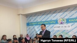 Kazakhstan - Serikzhan Bilash (center), activist of Atazhurt volunteers organisation, speaks at the meeting on the detained ethnical Kazakhs in China. Almaty, 2November2018