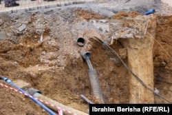 Gypa të dëmtuar pas shembujes së dheut.