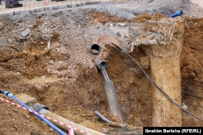 Gypa të dëmtuar pas shembujes së dheut.