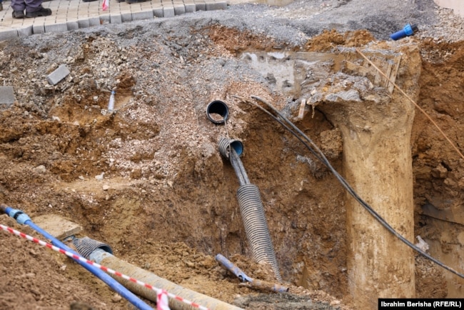 Gypa të dëmtuar pas shembujes së dheut.