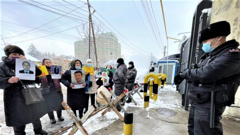 Участников бессрочной акции у консульства Китая в Алматы подвергли задержаниям