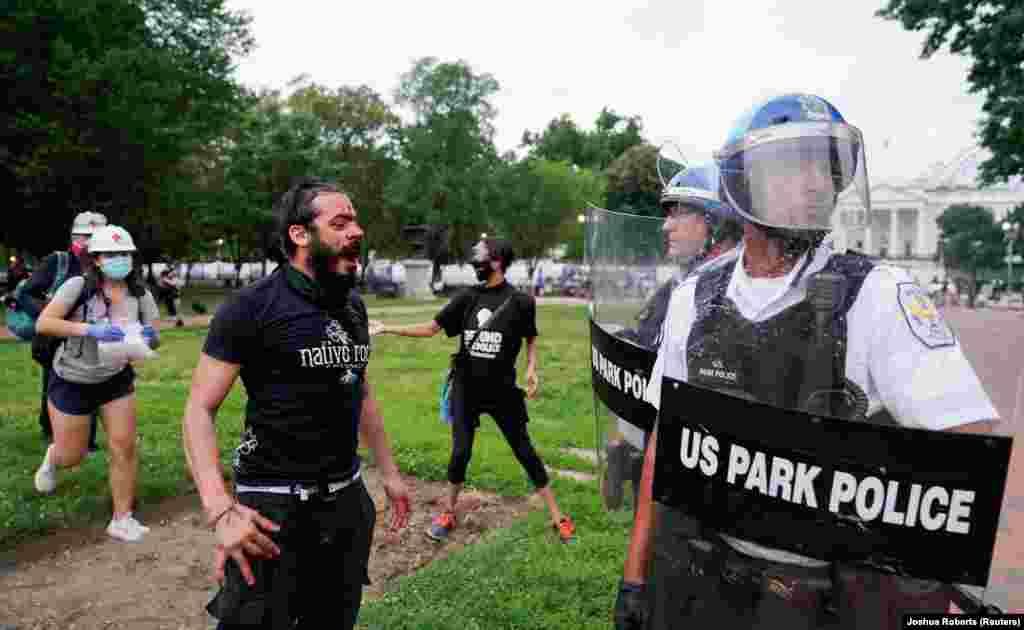 Після сутичок із поліцією поранений чоловік кричить на поліцейських у парку Лафаєт. Вашингтон, округ Колумбія, США