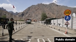 Армения - Иран чек арасындагы өткөрмө бекети. 