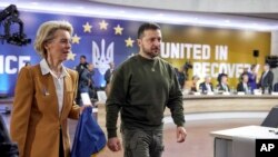 Șefa Comisiei Europene, Ursula von der Leyen, l-ar conduce cu drag pe președintele Ucrainei, Volodimir Zelenski, în UE. În calea negocierilor de aderare mai sunt însă obstacole. 