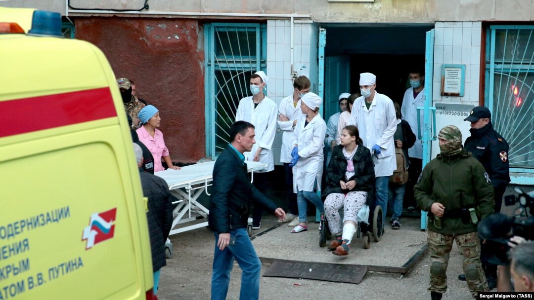Ekipe hitne pomoći dovode povređene u bolnicu, Kerč