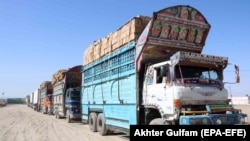 موتر های حامل کالا های تجارتی تاجران افغان در خاک پاکستان - عکس از آرشیف