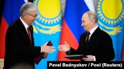 ყასიმ-ჟომარტ ტოყაევი (მარცხნივ) და ვლადიმირ პუტინი. მოსკოვი, 12 ნოემბერი, 2025.