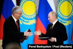 Președintele rus Vladimir Putin și președintele kazah Kassym-Jomart Tokayev participă la o ceremonie de semnare a documentelor în urma discuțiilor lor de la Kremlin, Moscova, Rusia, 12 noiembrie 2025