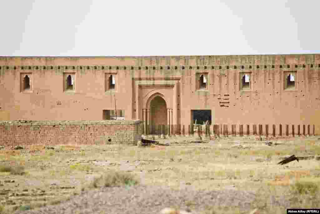 Bu şəhər və 848-852-ci illərdə xəlifə Mütəvəkkil tərəfindən tikilmiş gördüyünüz bu kompleks Azərbaycan tarixində həm də Babək Xürrəminin edamı ilə hallanır.