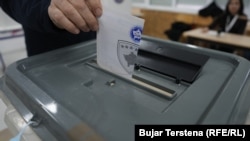 Një qytetar duke votuar në balotazhin për kryetar të Prishtinës.