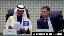 Сауд Арабиясының энергетика министрі Әбдел Әзіз бин Салман әл-Сауд және оның ресейлік әріптесі Александр Новак ОПЕК және өзге мұнай өндіруші елдердің отырысында. Вена, 6 желтоқсан 2020 жыл.