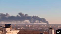 دود برخاسته ناشی از اصابت طیاره بدون سرنشین در یک منطقه دور افتاده روسیه 